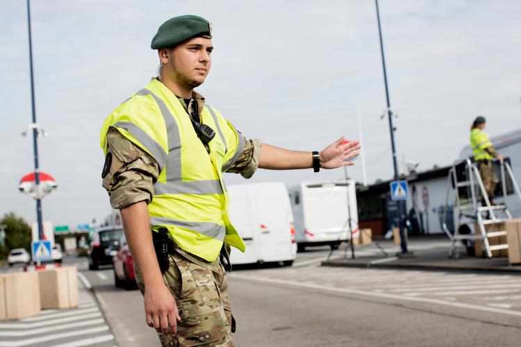 Venstre vil med nyt udspil sætte 50 millioner af til udvikling af ny teknologi, der kan erstatte de politibetjente, som lige nu står for kontrollen ved grænsen.  Arkivfoto Nanna Navntoft