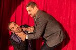 Da Tim Robinsons (th.) karakter bliver snydt til et trylleshow, må han tage sagen i egen hånd. Pr-foto Netflix/Lara Solanski