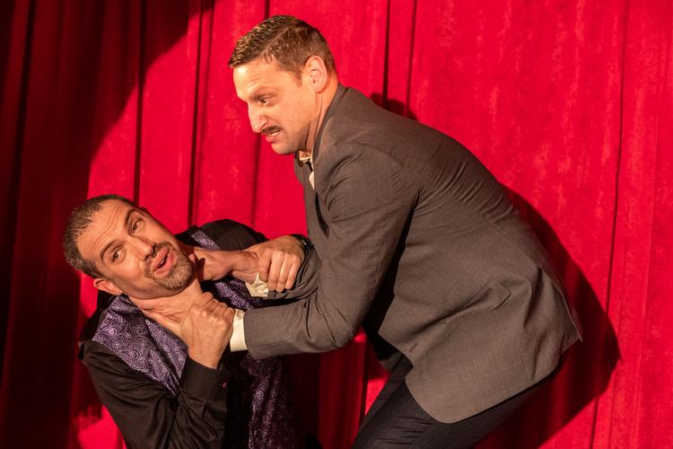 Da Tim Robinsons (th.) karakter bliver snydt til et trylleshow, må han tage sagen i egen hånd. Pr-foto Netflix/Lara Solanski