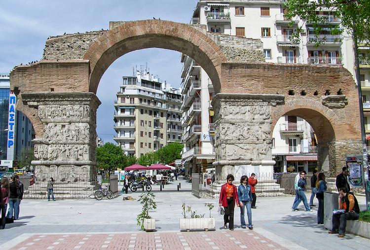 Galerius’ triumfbue skræver over pladsen ved den østlige ende af vejen Egnatia. Buen var oprindelig en del af et større romersk bygningsværk, og nogle af resterne kan ses langs vejen fra buen mod vandet.  