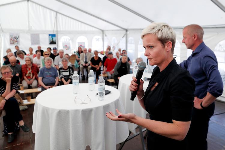 Mandag eftermiddag åbnede Politikens valgtelt med en debat om politiske stridspunkter og en fremvisning af satiretegninger.  Foto: Jens Dresling/POLFOTO