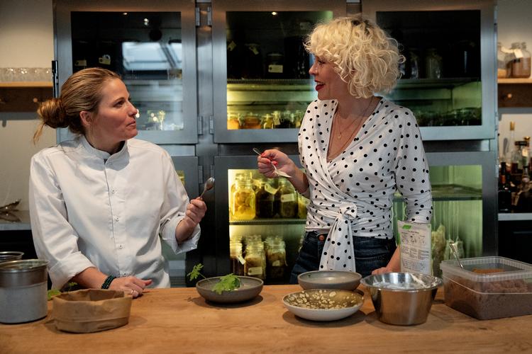 »Serverer man en dessert, som folk synes er for underlig, er man nødt til at servere et stykke fyldt chokolade bagefter«, mener Marie Holm (th.), som er i køkkenet hos Mette Dahlgaard Jensen i Gemyse. Foto: Peter Hove Olesen/POLFOTO