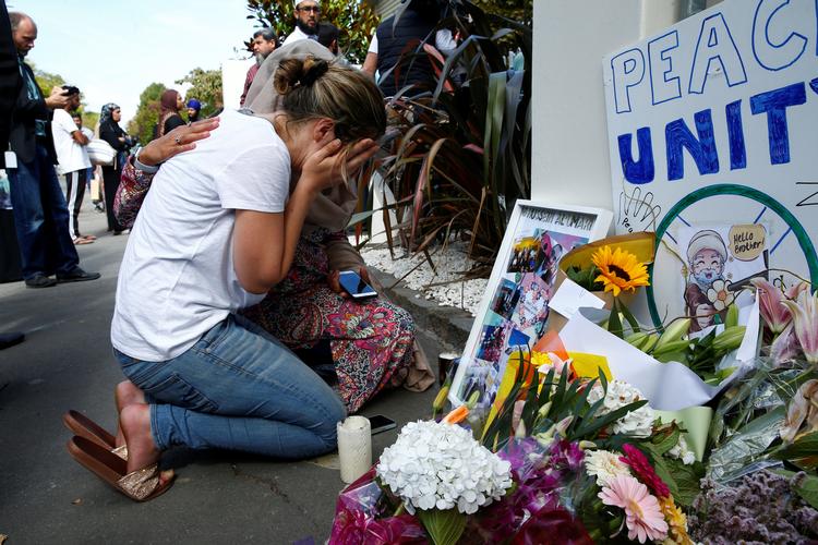 En kvinde sørger udenfor Al-Noor moskeen i  Christchurch, New Zealand 23. marts i år. Gerningsmanden bag det, som landet nu også kalder for et terrorangreb, er sigtet for at dræbte 51 personer.  Foto: Edgar Su/Ritzau Scanpix