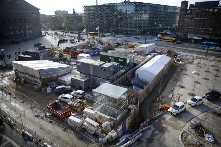 Byggeriet er i gang på Københavns Rådhusplads. Men metroen forsinkes og åbner tidligst i september.  Foto: Jens Dresling/POLFOTO