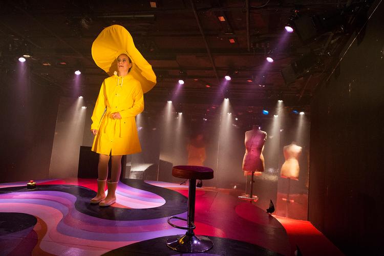 Til at begynde med blomstrer Kirsten Walther-skikkelsen, men siden kommer der andre blade frem.  Foto: Robin Skjoldborg