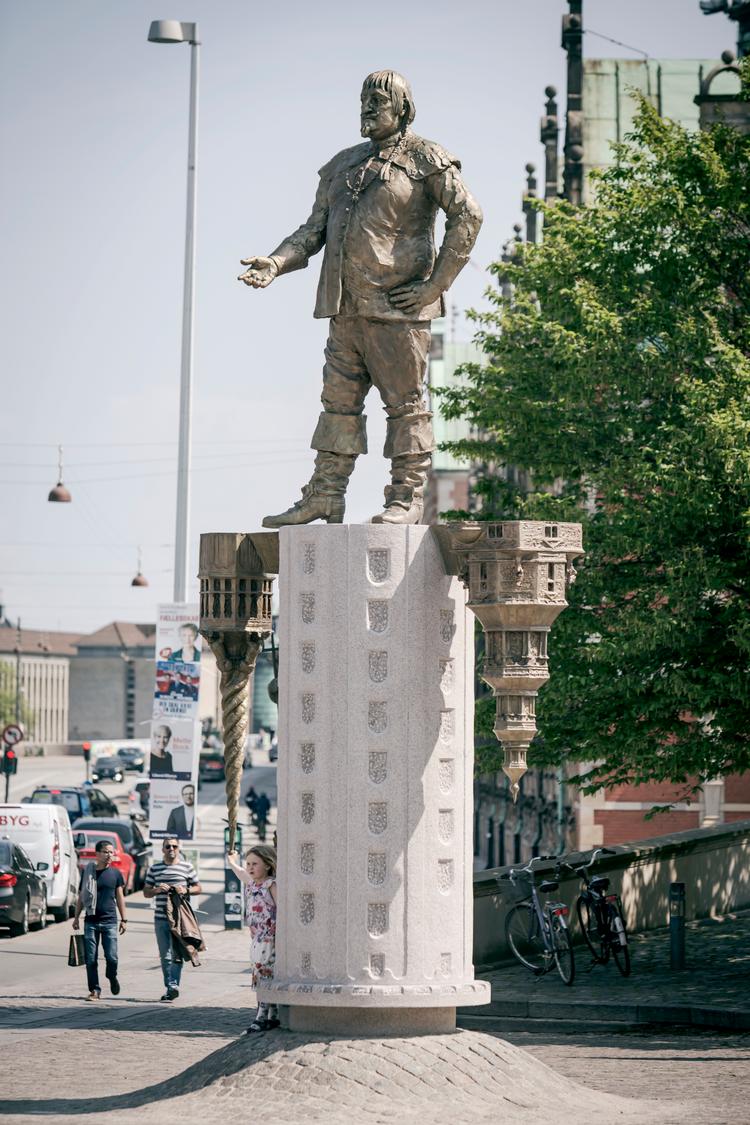 Pauli Olsens statue er ikke nødvendigvis nytænkende, men Christian 4. ser dog i det mindste ud, sådan som vi forestiller os ham, mener Politikens anmelder.
   Foto: Jens Hartmann Schmidt/POLFOTO