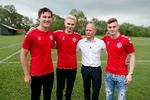 Landstræner Niels Frederiksen med Jonas Wind (tv.), Victor Nelsson og Jacob Bruun Larsen på tirsdagens pressemøde i Hornbæk Boldklub.
   Foto: Jens Dresling/POLFOTO