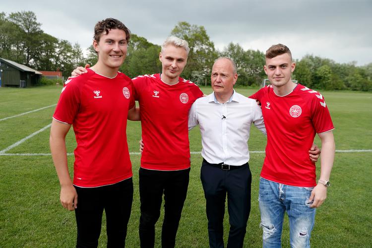 Landstræner Niels Frederiksen med Jonas Wind (tv.), Victor Nelsson og Jacob Bruun Larsen på tirsdagens pressemøde i Hornbæk Boldklub.
   Foto: Jens Dresling/POLFOTO