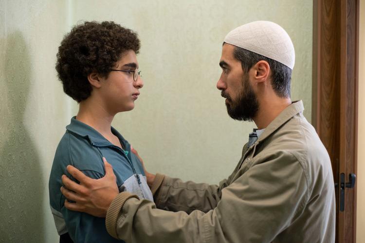 I fraværet af en far bliver den lokale imam en faderfigur for den unge Ahmed, som bliver indoktrineret til at være terrorist i 'Jeune Ahmed'. 