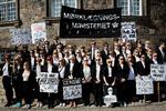 Trods stor debat blev lov om "offentlighed i forvaltningen" vedtaget i Folketinget i 2013. En gruppe unge modstandere af loven havde i den forbindelse taget opstilling på Slotspladsen uden for folketingssalen under navnet "Mørklægningsministeriet". Foto: Per Folkver/POLFOTO