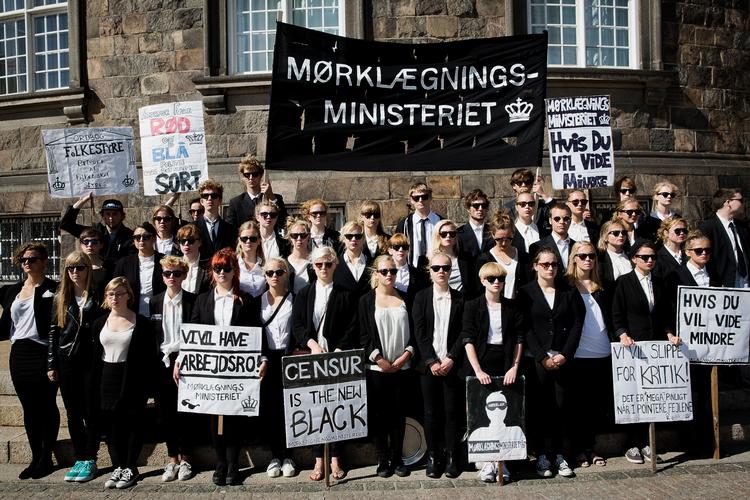 Trods stor debat blev lov om "offentlighed i forvaltningen" vedtaget i Folketinget i 2013. En gruppe unge modstandere af loven havde i den forbindelse taget opstilling på Slotspladsen uden for folketingssalen under navnet "Mørklægningsministeriet". Foto: Per Folkver/POLFOTO
