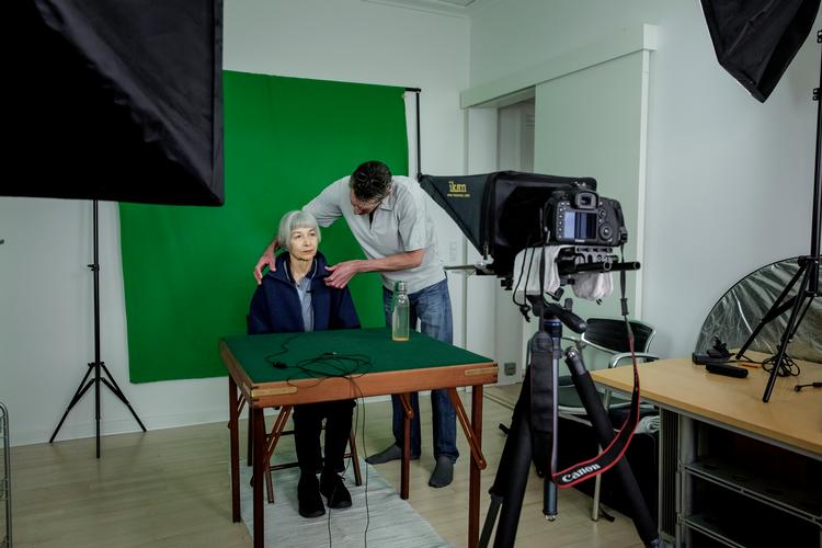 Lone Nørgaard optager små tv-indslag i NewSpeeks studie, som medstifteren Peter Jørgensen driver. For tiden handler videoerne især om problemerne ved EU. Hun har modtaget personlige donationer via hjemmesiden uden tilladelse.
   Foto: Mads Nissen/POLFOTO