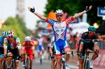 Franskmanden Arnaud Démare har fuldført sin kunststykke i finalen på 10. etape, mens Elia Viviani (t.v.) og tyskeren Rüdiger Selig må tage til takke med de to næste pladser. Foto: Luk Benies/Ritzau Scanpix