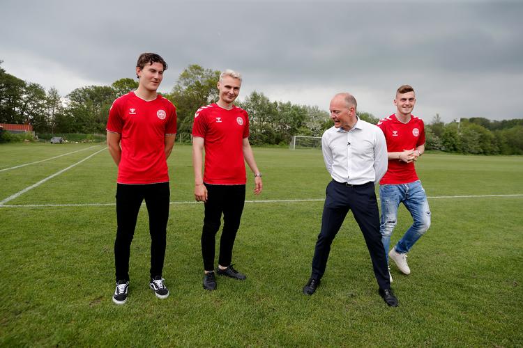 Niels Frederiksen havde taget Jonas Wind (til venstre) med til græsrødderne i Hornbæk IF, hvor Victor Nelsson og Jacob Bruun Larsen (til højre) begge har løbet deres første fodboldstøvler skæve. Foto: Jens Dresling/POLFOTO