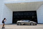 En kvinde tager et billede af den lamborghini, som skal på auktion i Mexico City. På søndag slår præsidentpaladset for første gang dørene op for den første af mange auktioner, der skal bortauktionere luksusvarer til fordel for fattige i landet. Foto: Pedro Pardo/Ritzau Scanpix