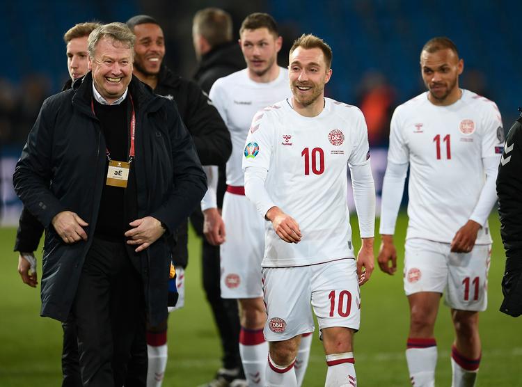 Landstræner Åge Hareide og Christian Eriksen havde efter 3-3-kampen i Schweiz for to måneder siden svært ved ikke at grine. Danmskerne var nede med 0-3 frem til 84. minut, inden scoringer af Zanka, Gytkjær og Dalsgaard skaffede et point.  Foto: Lars Poulsen/POLFOTO
