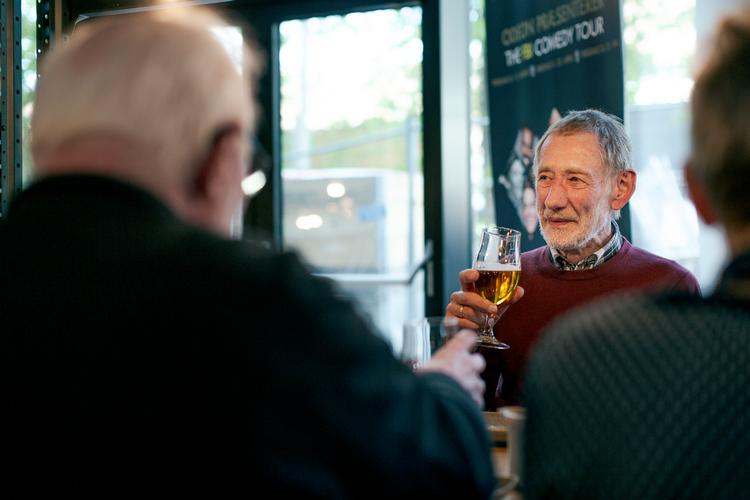 Odense har fået et nyt demokratisk mødested i form af fællesspisning på Odeon.   Politiken har mødt Jørgen Rasmussen (midt) og Pouel Eriksen (tv), der tager for sig af retterne.
   Foto: Jens Hartmann Schmidt/POLFOTO