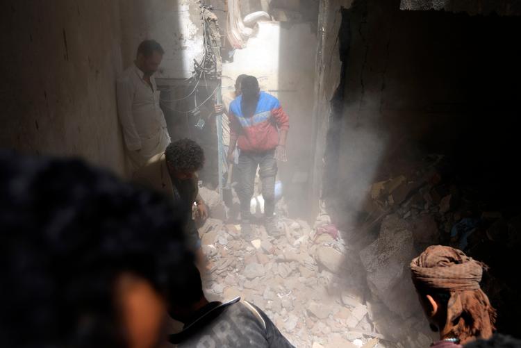 Yemenitter i ruinerne efter et saudiarabisk luftangreb.

   Foto: Mohammed Huwais/Ritzau Scanpix
