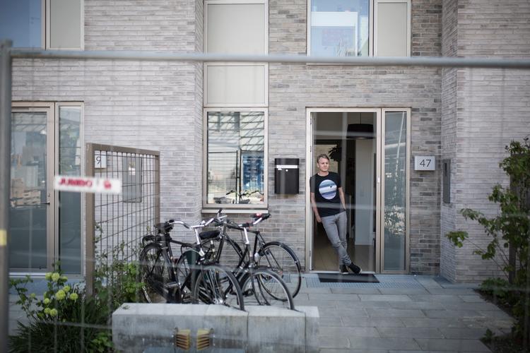 Henrik Harsbo har mildt sagt ikke nogen stor grund til rækkehuset på Sundkaj i Nordhavn. Alligevel skal han og naboerne betale en grundskyld på 79.000 kr. om året.  Foto: Jens Hartmann Schmidt/POLFOTO