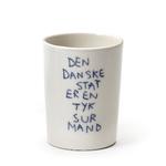Der er både vid og bid i Lars Rank og Thomas Lagermand Lundmes keramik, som de forhandler gennem hjemmesiden www.rank.dk. Denne kop har selskab af en anden skrap kop, der bærer teksten: »Den danske tid er en ung vred pige«. Foto: Pr-foto