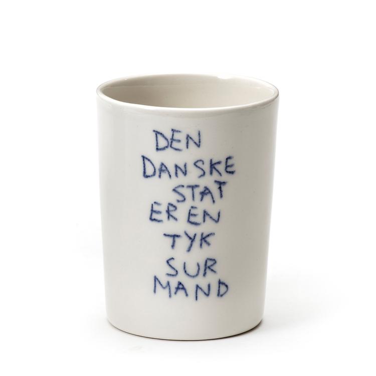 Der er både vid og bid i Lars Rank og Thomas Lagermand Lundmes keramik, som de forhandler gennem hjemmesiden www.rank.dk. Denne kop har selskab af en anden skrap kop, der bærer teksten: »Den danske tid er en ung vred pige«. Foto: Pr-foto