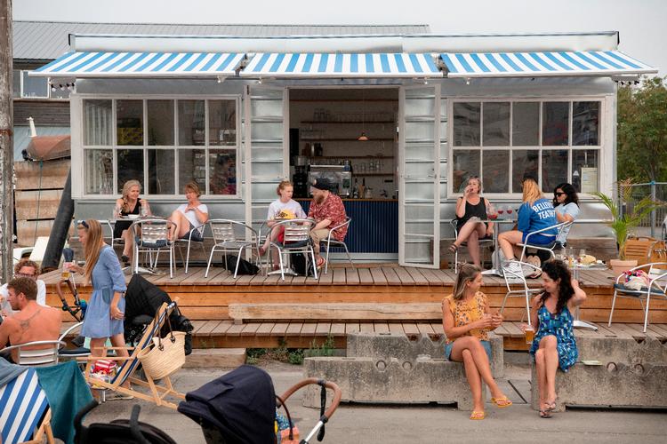 En date i København er ifølge Deutsche Bank's rapport en dyr fornøjelse. Men det kan nu også gøres på budget - for eksempel med en enkelt øl på en café som Café Slusen (foto) ved Sluseholmen. Foto: Peter Hove Olesen/POLFOTO