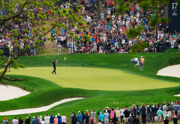 10 minutter, der var helt uvirkelige, siger Lucas Bjerregaard om 17. hul i søndags, hvor han lavede hole-in-one, hvorefter Lucas Glover holede en birdie fra bunkeren.   Foto: Ross Kinnaird/Ritzau Scanpix