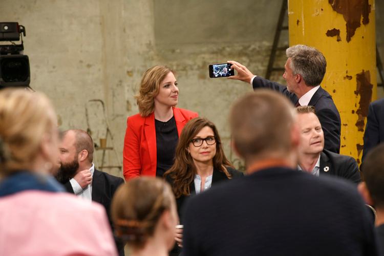Morten Løkkegaard sikrer sig en selfie, inden debatten mellem EU-kandidaterne går i gang.  Foto: Philip Davali/Ritzau Scanpix