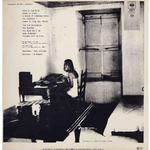 Marianne Ihlen ved Cohens skrivemaskine. Fra bagsiden af albummet ’Songs from a Room’. 