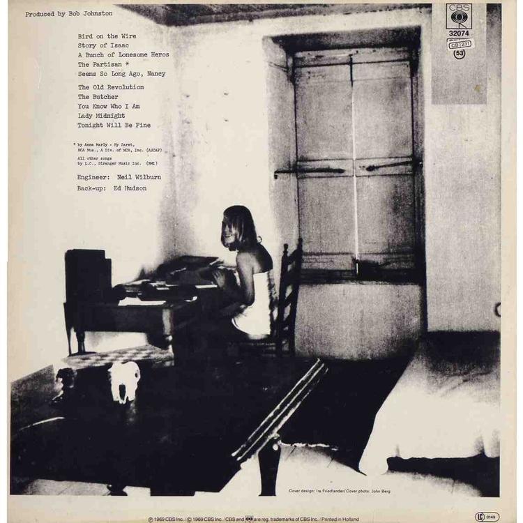 Marianne Ihlen ved Cohens skrivemaskine. Fra bagsiden af albummet ’Songs from a Room’. 