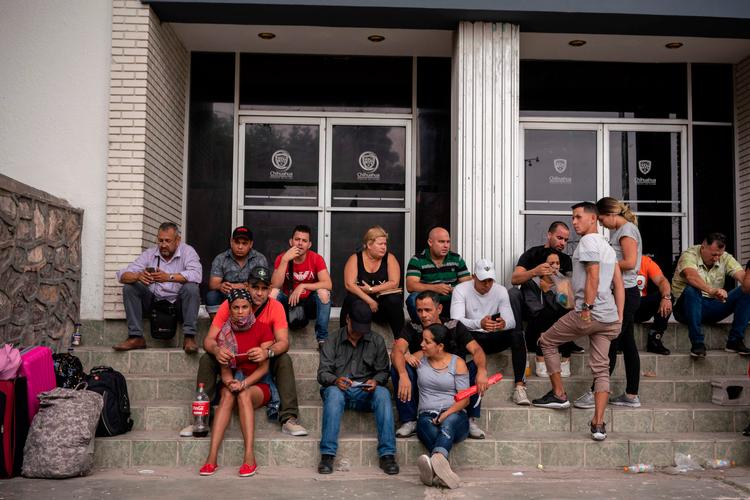 Migranter i den mexicanske by Ciudad Juarez afventer svar på, om de kan få tilladelse til at krydse grænsen til USA. Foto: Paul Ratje/Ritzau Scanpix