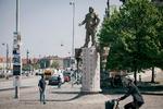  Det er kun et par uger siden, at kunstneren Hans Pauli Olsens seks meter høje statue af Christian IV blev afsløret. Nogle kalder den kitsch, grim eller fejlplaceret. Andre synes, at den er flot og original.  Foto: Jens Hartmann Schmidt/POLFOTO