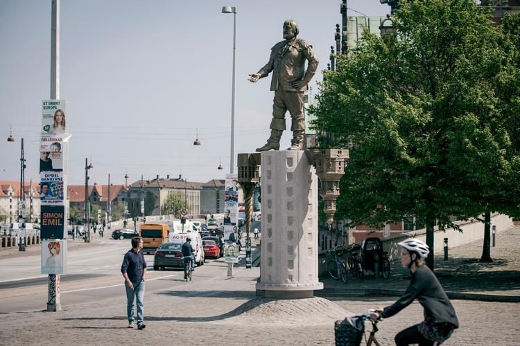  Det er kun et par uger siden, at kunstneren Hans Pauli Olsens seks meter høje statue af Christian IV blev afsløret. Nogle kalder den kitsch, grim eller fejlplaceret. Andre synes, at den er flot og original.  Foto: Jens Hartmann Schmidt/POLFOTO