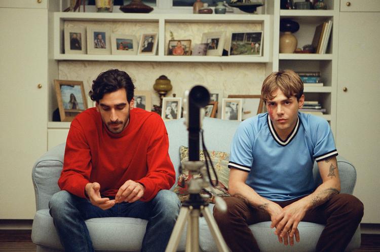 Matthias og Max (Xavier Dolan, t.h.) overvejer om rigtige venner nu også er det eneste, de skal være. Foto: Shayne Laverdiere
