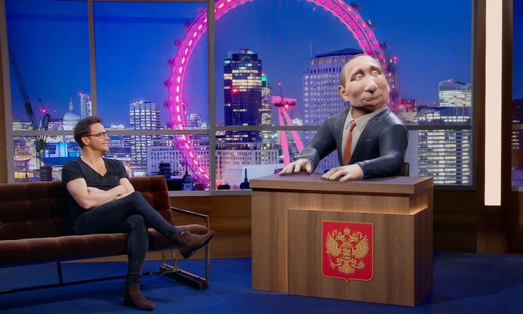 Et nyt, satirisk talkshow er undervejs i Storbritannien. Men allerede inden premieren er showet lagt for had i Rusland.  Foto: BBC/PA