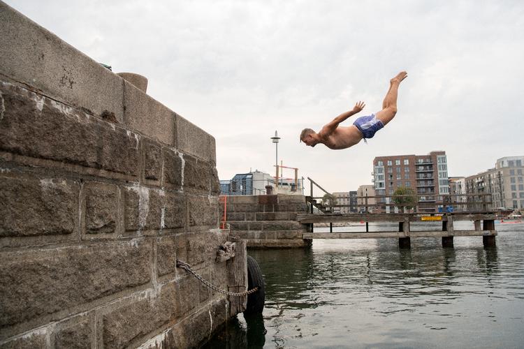 Ved flere af knejperne kan man passende tage sig en tur i havnen. Arkivfoto Peter Hove Olesen
