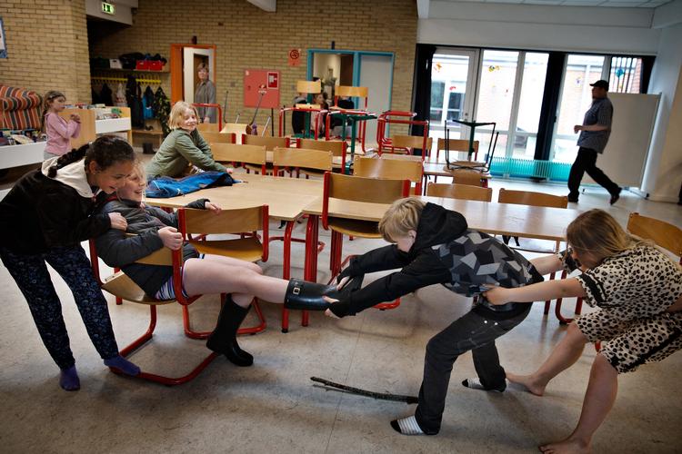 Af med støvlerne. Der er metervis af gummistøvler på gangene i Kundby Friskole. En ny garderobe står færdig efter sommerferien.

   Foto: Martin Lehmann/POLFOTO