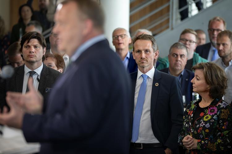 Finansminister Kristian Jensen lytter til statsminister Lars Løkke Rasmussens tale. 
   Foto: Finn Frandsen/POLFOTO