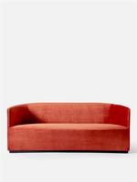 Tearoom Sofa hedder denne sofa, som møbelvirksomheden Menu netop har lanceret. Den ligner tidens andre sofaer, der er klædt i velour, som siver ud fra møbelvirksomhederne i disse år.  Foto: Pr-foto