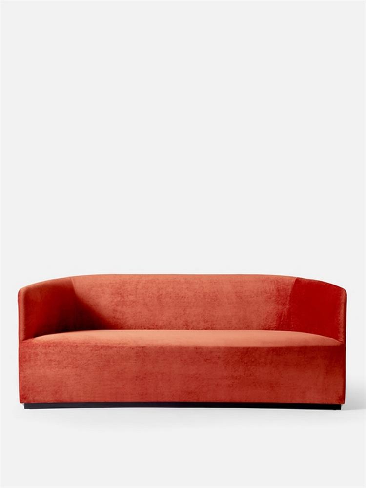 Tearoom Sofa hedder denne sofa, som møbelvirksomheden Menu netop har lanceret. Den ligner tidens andre sofaer, der er klædt i velour, som siver ud fra møbelvirksomhederne i disse år.  Foto: Pr-foto