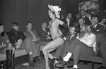 Efter pornografiens frigivelse i Danmark udviklede København sig til verdens førende pornoby. Her ses Simon Spies (th.) til et live show i klubben Private Club i 1971.
   Foto: Jørgen Sperling/POLFOTO