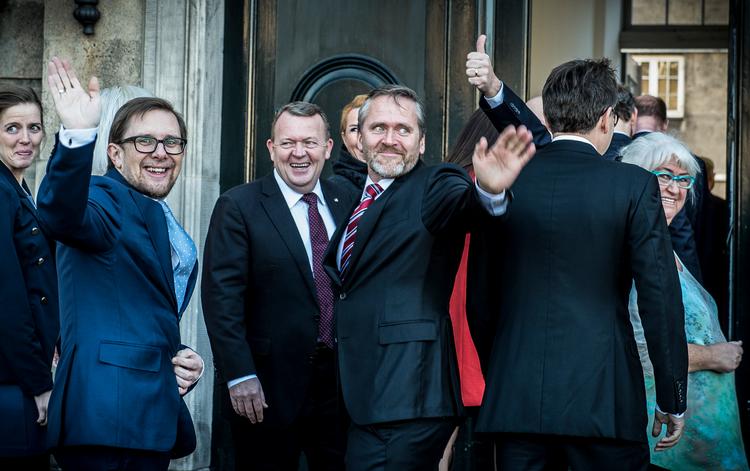 Den nye VLAK-regering præsenteres foran Amalienborg i 2016. Et nyt Ældreministerium så i den forbindelse dagens lys. Yderst til højre kan man ane ældreminister Thyra Frank (LA). Foto: Linda Johansen/POLFOTO