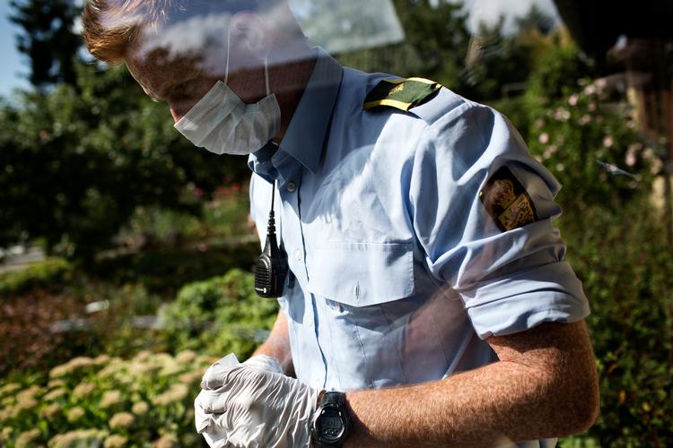 Surt, at få betjenten på besøg for at tage fingeraftryk. For at undgå indbrud opretter kommuner og boligkvarterer deres egne vagtværn og hyrer sikkerhedsfolk.  Arkivfoto: Lars Just