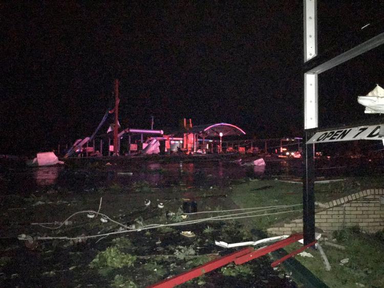 
    Ifølge USA's meteorologiske tjeneste blev Jefferson City ramt af en 'stor og ødelæggende' tornado sent onsdag aften.
Folk blev fanget inde i bygninger, træer væltede, ledningskabler bristede og strømmen forsvandt.  Billedet er fra sociale medier. Tyler Thompson/via REUTERS  Foto: Social Media/Ritzau Scanpix