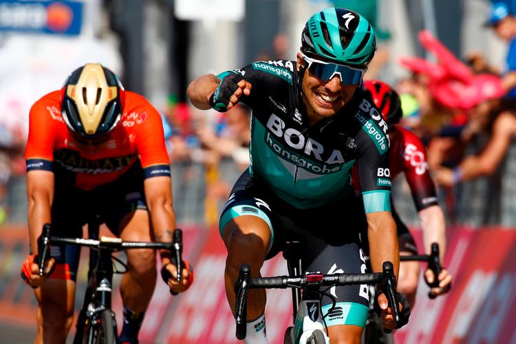 I sin tiende sæson som professionel cykelrytter kunne italieneren Cesare Benedetti for første gang juble over en sejr, da han krydsede stregen som vinder af Giro d'Italias 12. etape. Foto: Luk Benies/Ritzau Scanpix