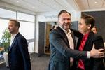 
Dan Jørgensen fra Socialdemokratiet og Pia Olsen Dyhr fra SF hilser på hinanden. Tv er det Morten Østergaard fra Det Radikale Venstre.
   Foto: Frank Cilius/Ritzau Scanpix