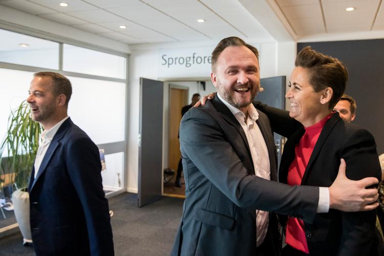 
Dan Jørgensen fra Socialdemokratiet og Pia Olsen Dyhr fra SF hilser på hinanden. Tv er det Morten Østergaard fra Det Radikale Venstre.
   Foto: Frank Cilius/Ritzau Scanpix