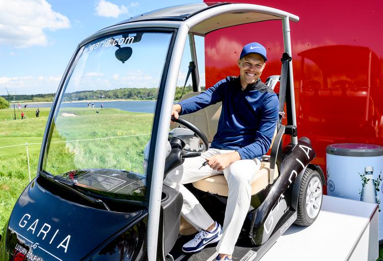 Både Martin Leth Simonsen og hans caddie fik en golfbuggy i præmie for en hole-in-one på 16. hul.
   Foto: René Schütze/Ritzau Scanpix
