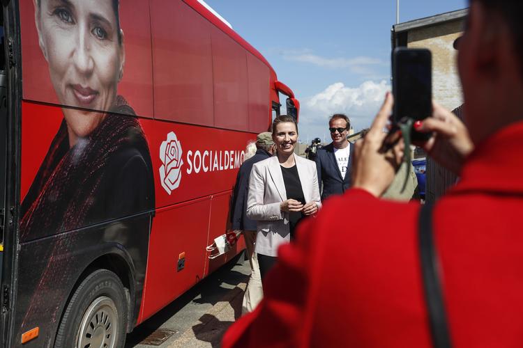
    Naturmøde i Hirtshals 2019 Mette Frederiksen og Pia Olsen Dyhr der fotograferer mette foran hendes bus Foto: Claus Bjoern Larsen/Scanpix 2019)
   Foto: Claus Bjoern Larsen/Ritzau Scanpix
