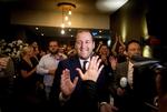 Leder af det hollandske arbejderparti, Lodewijk Asscher, fejrer den seneste valgstedsmåling, der tyder på, at partiet vil sætte sig på fem ud af de 26 pladser, Holland har i Europa-Parlamentet. Foto: Koen Van Weel/Ritzau Scanpix